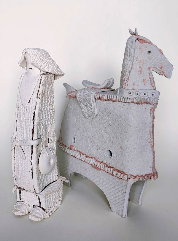 Knights No:2, 2023, Stoneware, 1240°, 24 x 9 x 10 cm / 26 x 21 x 8 cm.