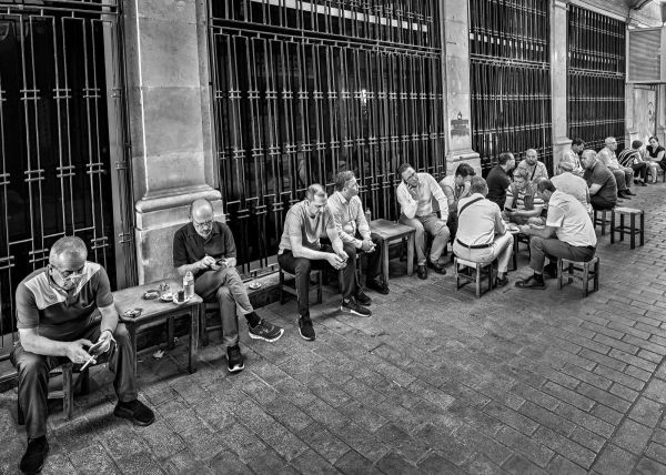 Karaköy’de Çay Keyfi, 2023, Diasec Print, 90 x 60 cm.