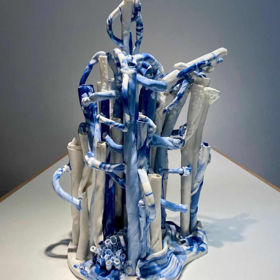 Pemra Pilevneli, Mavinin Hafızası, 2025, Renklendirilmiş porselen 1230 derece elle şekillendirme ve plaka tekniği, 45 x 50 cm.